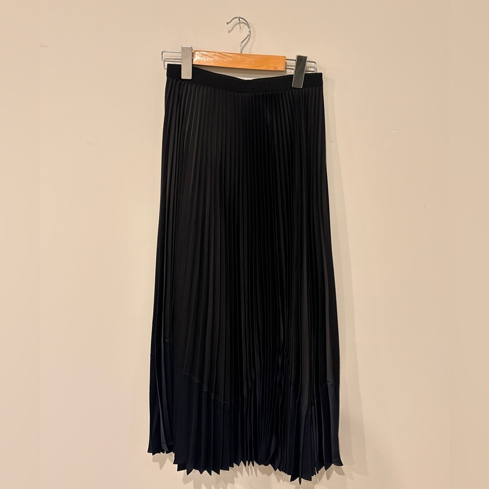 Uniqlo: C Black and Navy Pleated Skirt -EUC- size XS - Picture 2 of 3